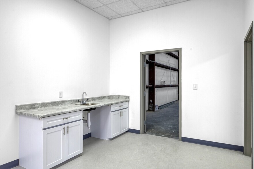 More Photos Of 535 S Persimmon St, Tomball Warehouse For Lease