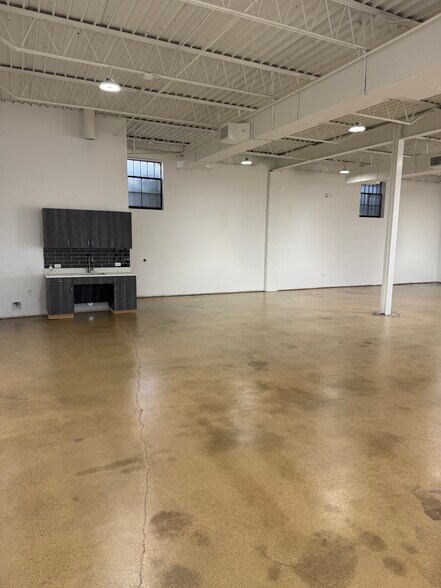 More Photos Of 4746 Memphis St, Dallas Light Distribution For Lease