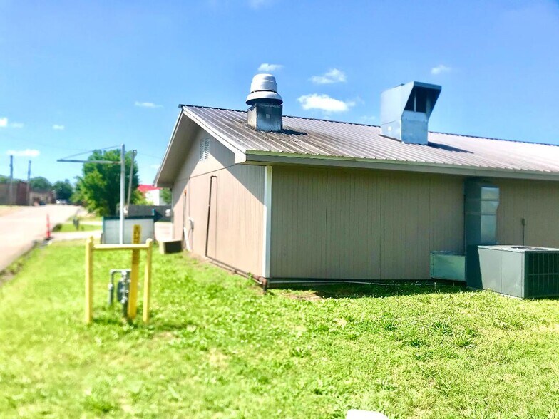 More Photos Of 711 N Steele Ave, Cushing Restaurant For Sale