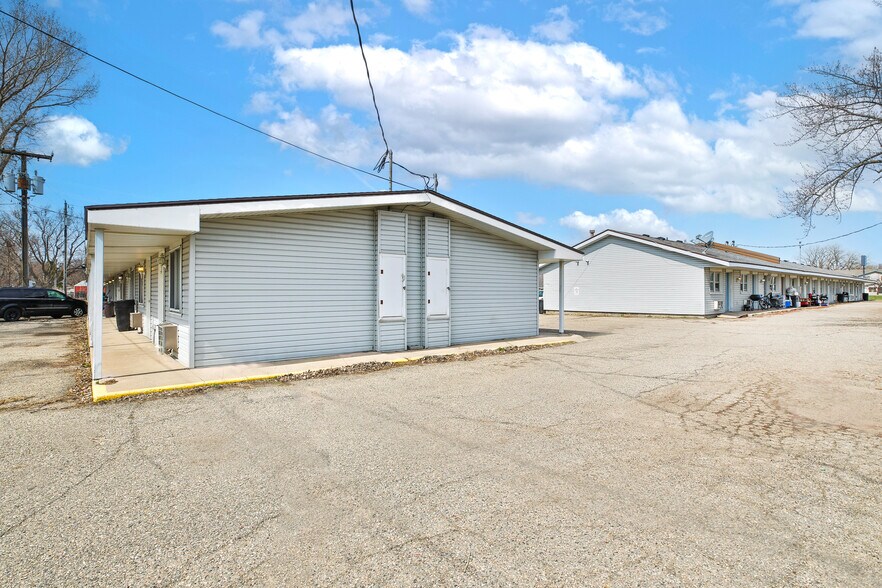 More Photos Of 2102 E Main St, Albert Lea Hotel For Sale