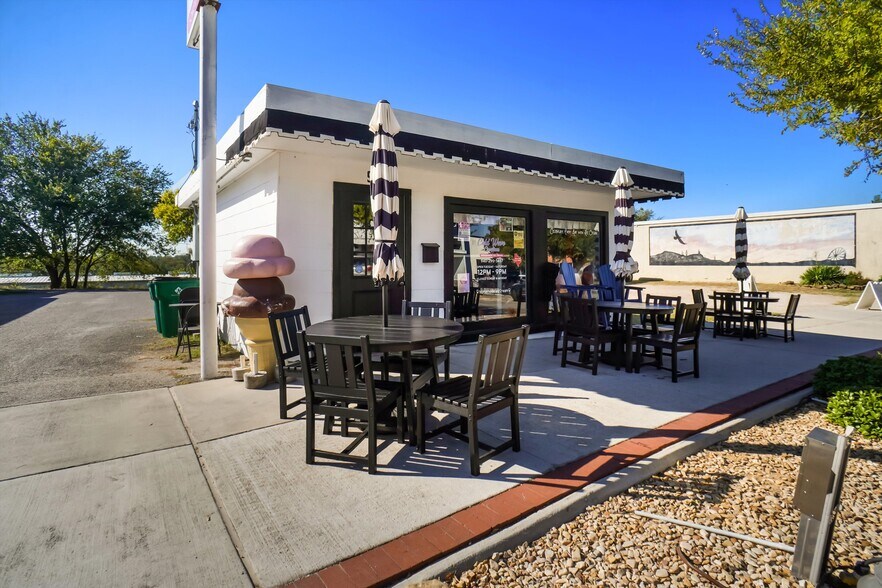 More Photos Of 914 Halsell St, Bridgeport General Retail For Sale