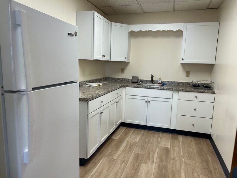 More Photos Of 11-15 Parker St, Gloucester Light Manufacturing For Lease