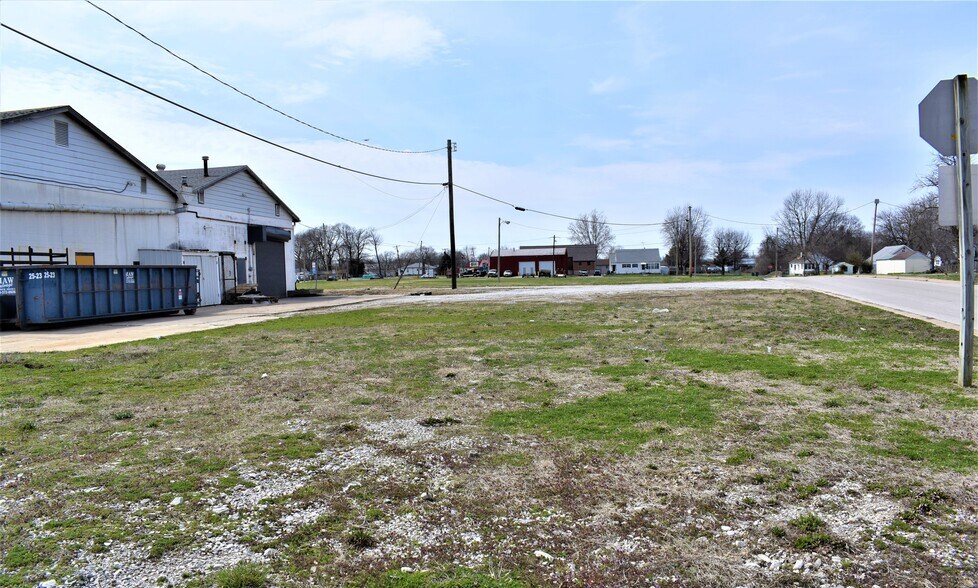 More Photos Of 41 E MacArthur Dr, Cottage Hills Showroom For Sale