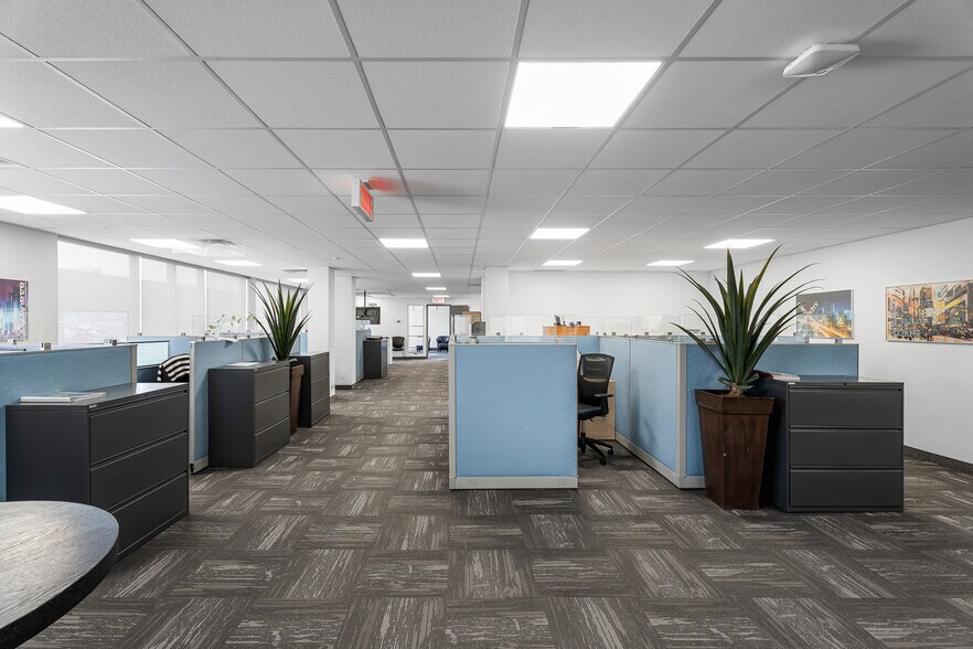 More Photos Of 4505 Boul Métropolitain E, Montréal Office For Sale