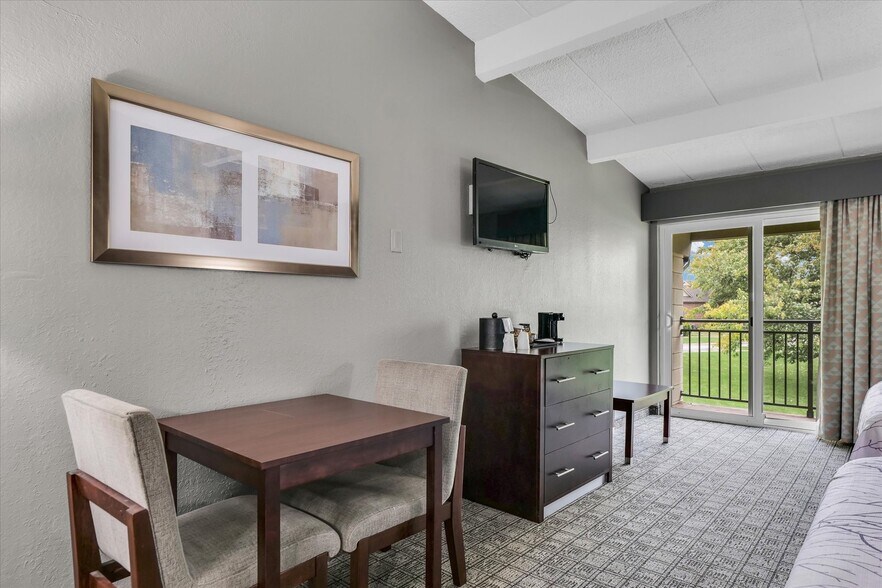 More Photos Of 1907 N Cunningham Ave, Urbana Hotel For Sale