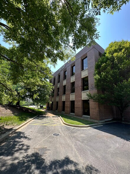 More Photos Of 1550 Spring Rd, Oak Brook Office For Sale