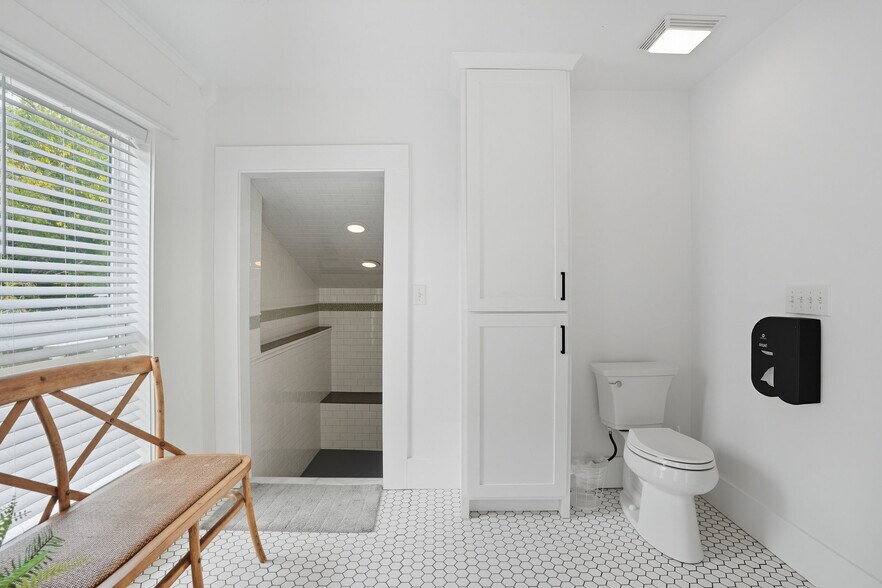 More Photos Of 924 S Main St, Broken Arrow Showroom For Sale