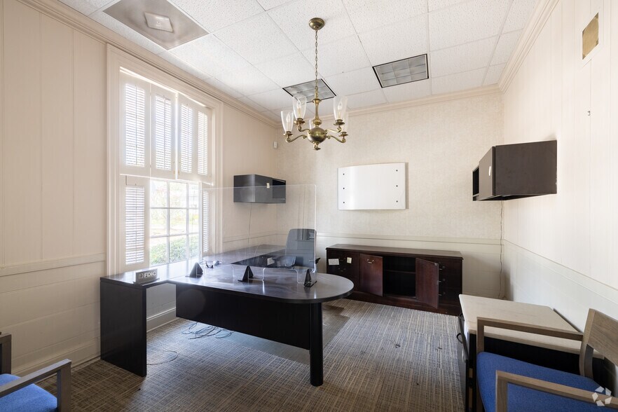 More Photos Of 2505 Abercorn St, Savannah Bank For Lease