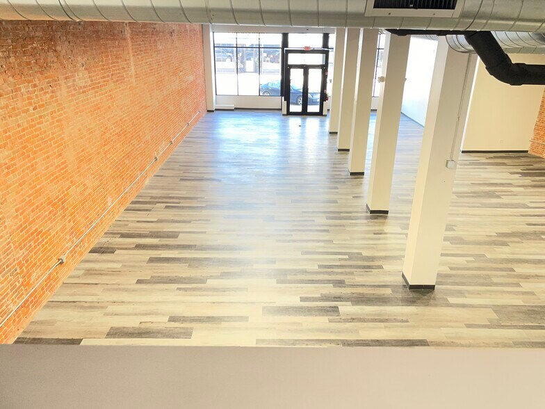 More Photos Of 733 W 2nd St, Hastings Storefront For Lease