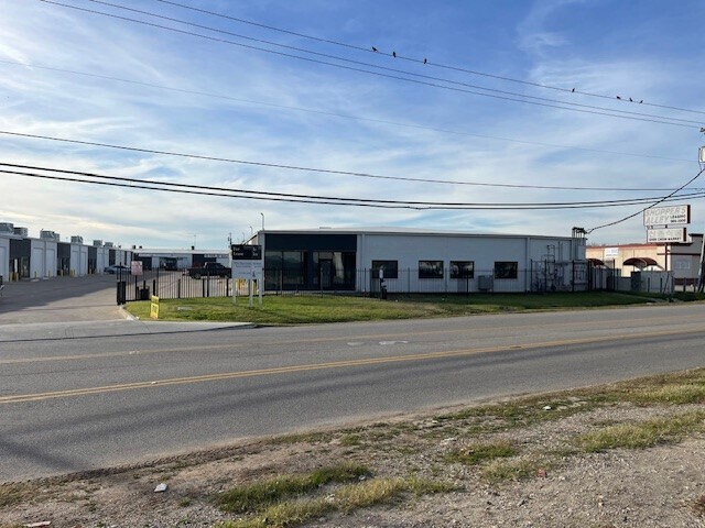 More Photos Of 11363 Denton Dr, Dallas Unknown For Lease