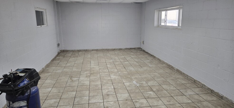 More Photos Of 5160 Lakeshore Rd, Lexington Warehouse For Lease