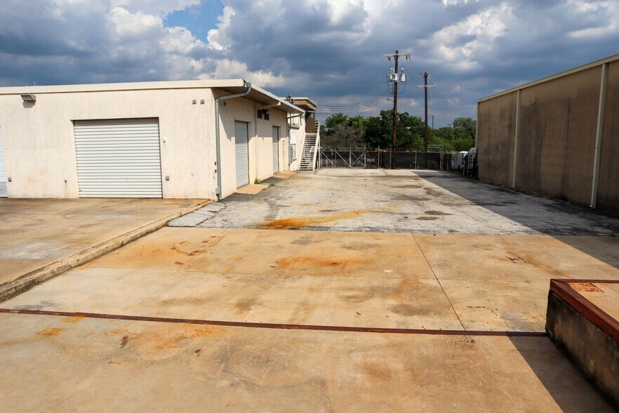 More Photos Of 9807 McCullough Ave, San Antonio Showroom For Sale