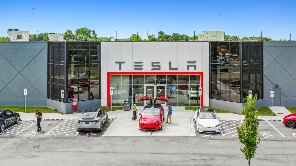Primary Photo Of 10615 Twin Lakes Pky, Charlotte Auto Dealership For Sale