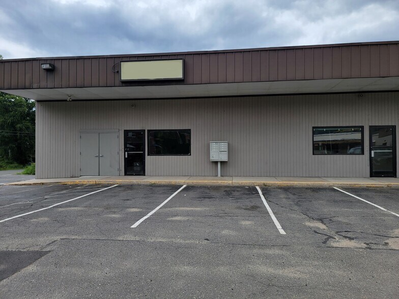 More Photos Of 1575 Thomaston Ave, Waterbury Storefront For Lease