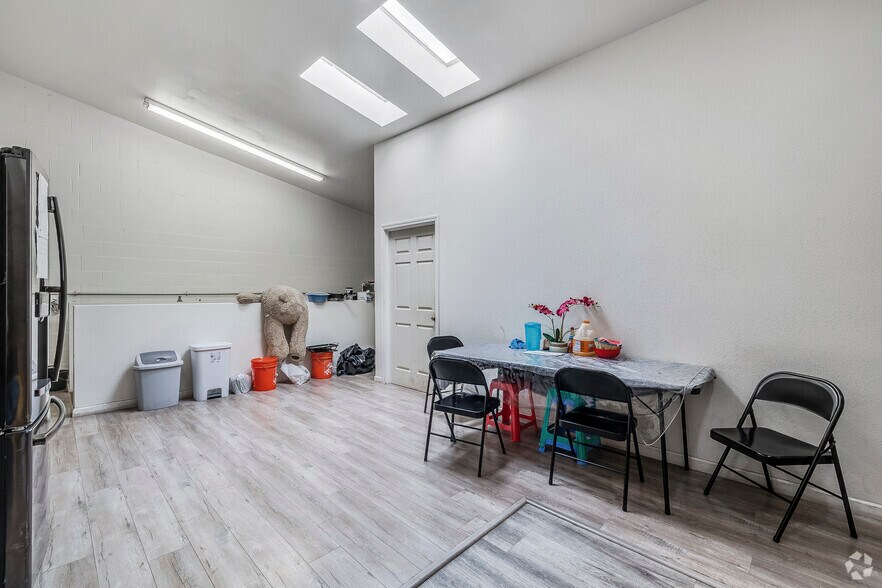 More Photos Of 4933 San Leandro St, Oakland Warehouse For Lease