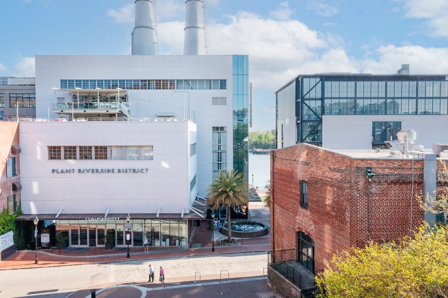 More Photos Of 313 W River St, Savannah Freestanding For Lease