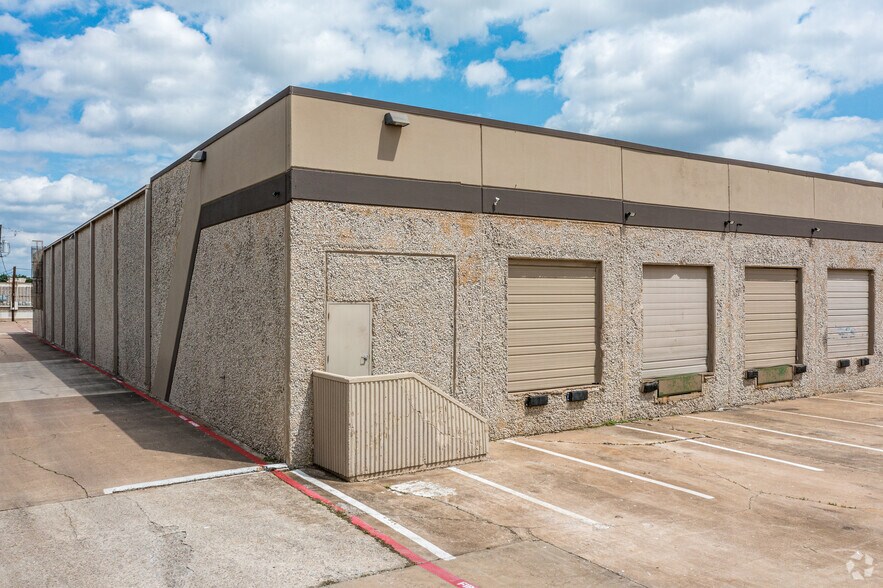 More Photos Of 4800-4824 Lakawana St, Dallas Unknown For Lease