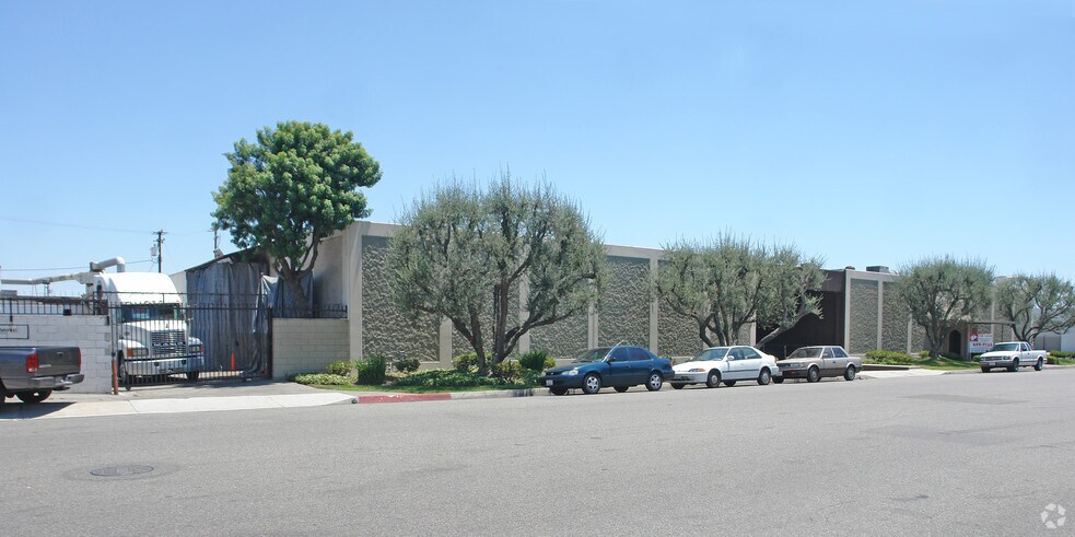 More Photos Of 7310 Adams St, Paramount Warehouse For Lease