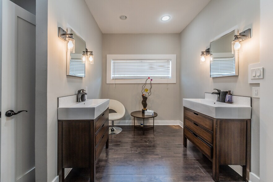 More Photos Of 630 S Walters, San Antonio Freestanding For Sale