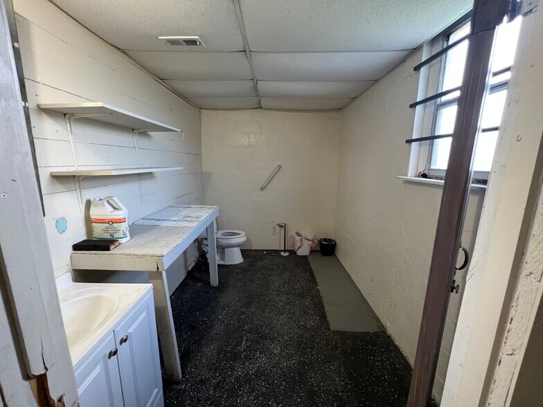 More Photos Of 208 4th St, Fort Myers Warehouse For Lease