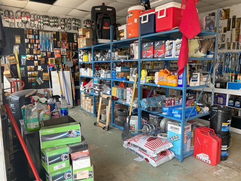 More Photos Of 119 S Commerce St, Dilley Storefront Retail Residential For Sale