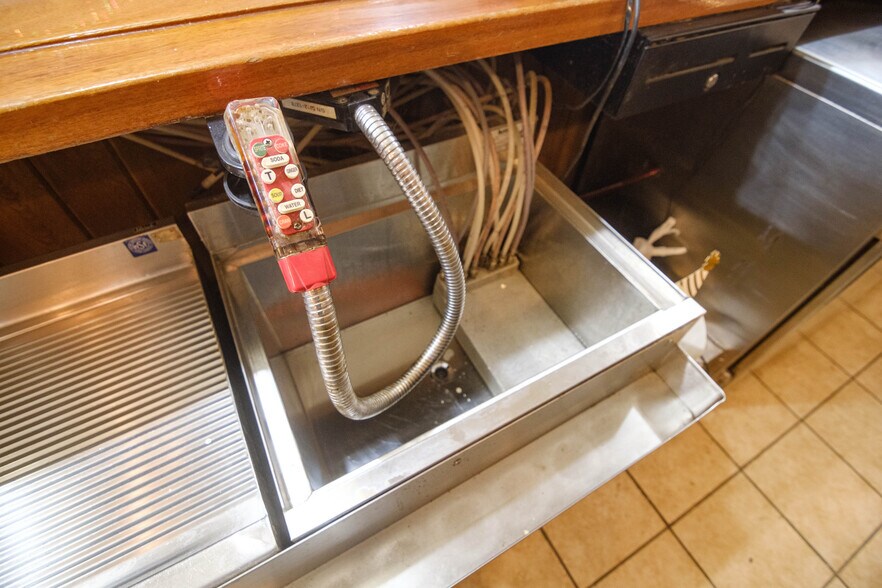 More Photos Of 8-10 E Hoosac St, Adams Restaurant For Lease