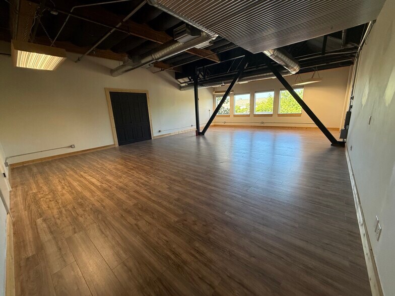 More Photos Of 8911 Lakewood Dr, Windsor Medical For Lease