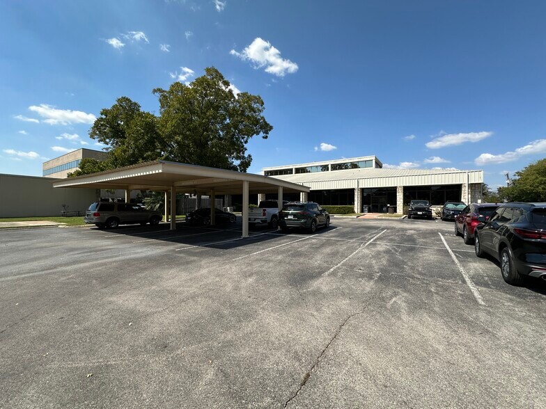 More Photos Of 922 Isom Rd, San Antonio Office For Sale