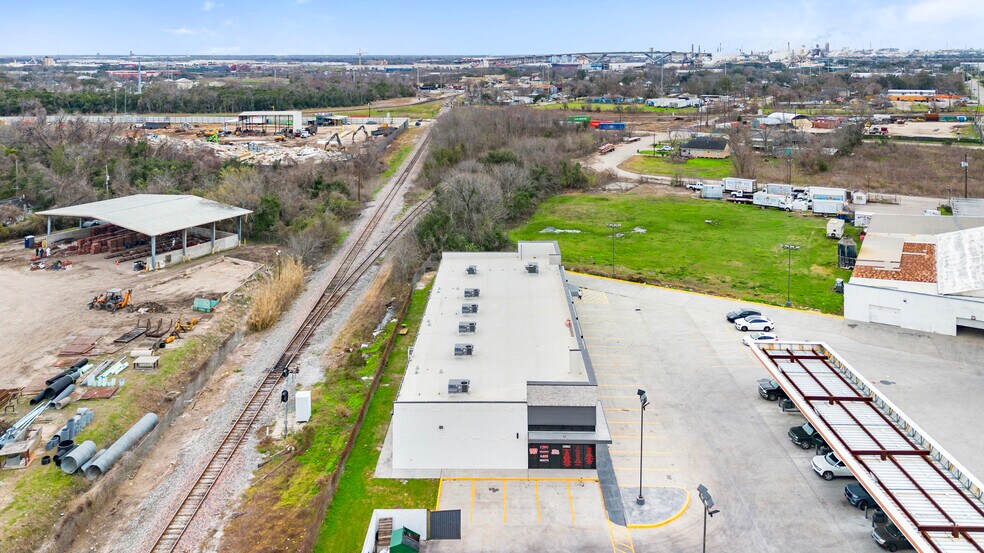 More Photos Of 7241 Lawndale St, Houston Storefront For Lease