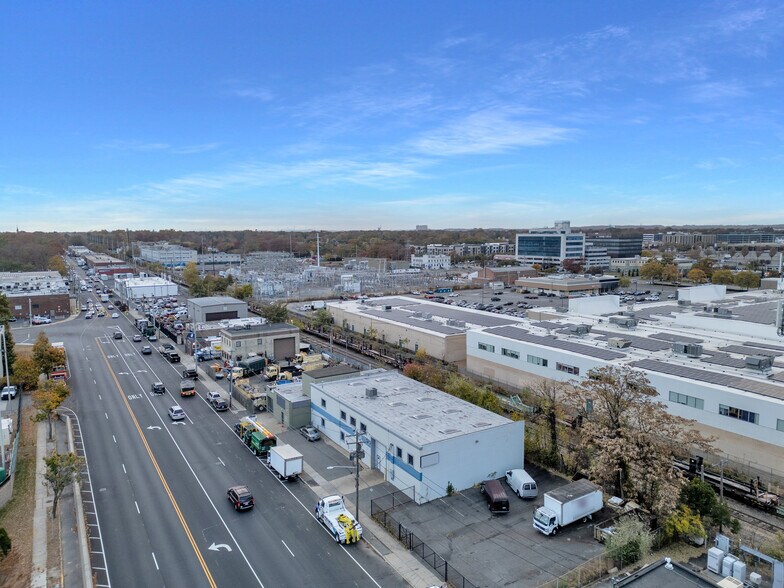 More Photos Of 665 Commercial Ave, Garden City Showroom For Sale