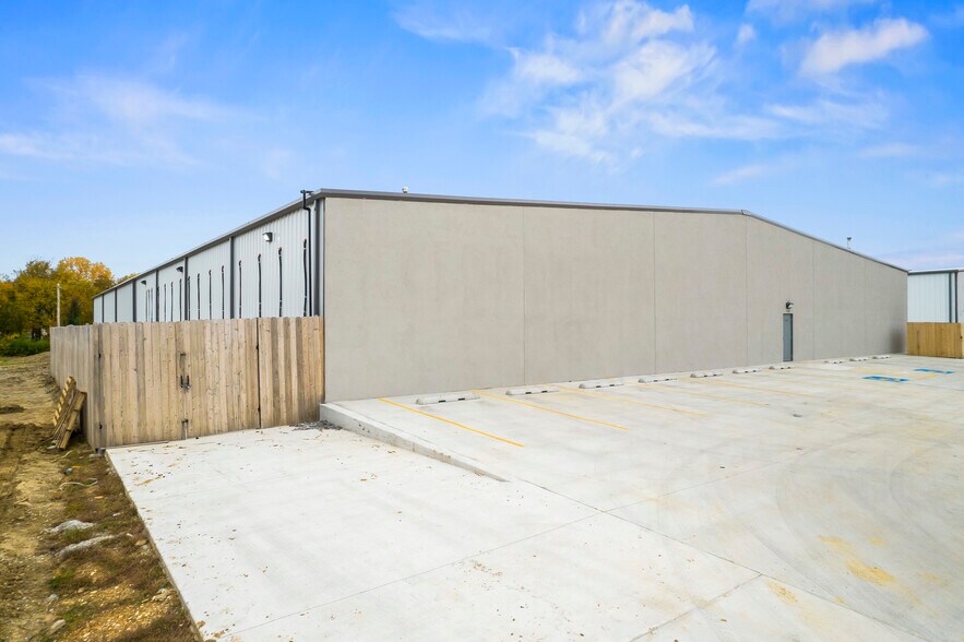 More Photos Of 1100 N Birch Ave, Broken Arrow Warehouse For Sale