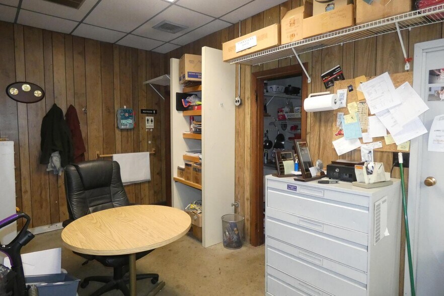 More Photos Of 2410 S Cleveland Ave, Saint Joseph Flex For Sale