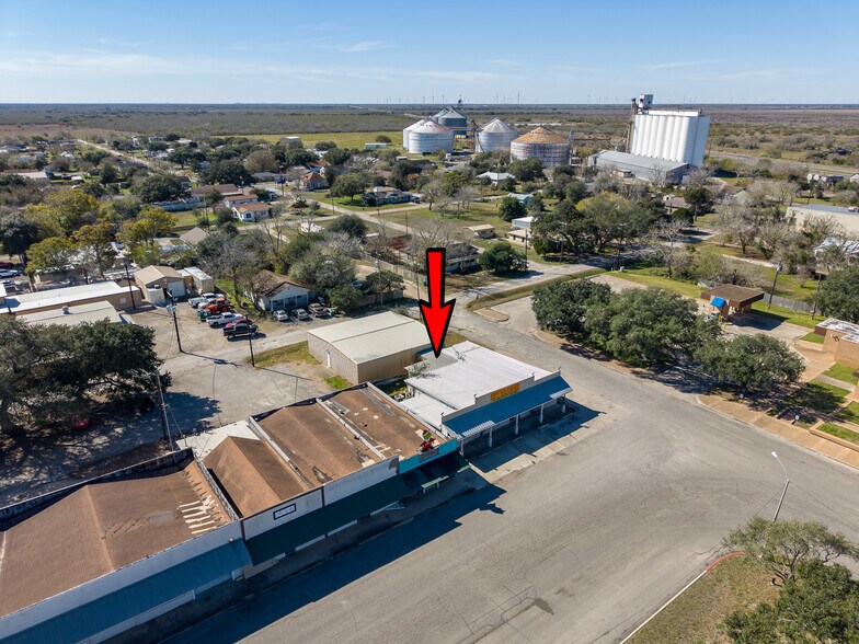 More Photos Of 102 & 106 Wood ave, Woodsboro Storefront For Sale