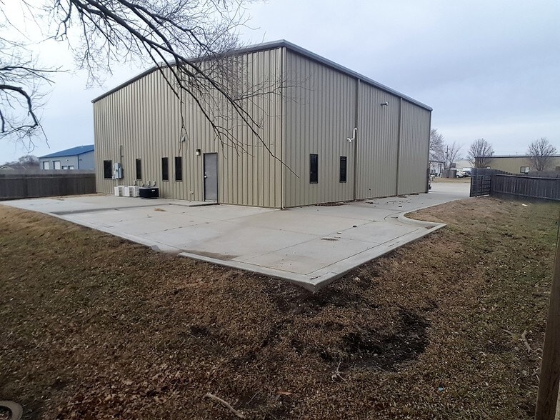 More Photos Of 1221 E 25th St, Lawrence Warehouse For Lease