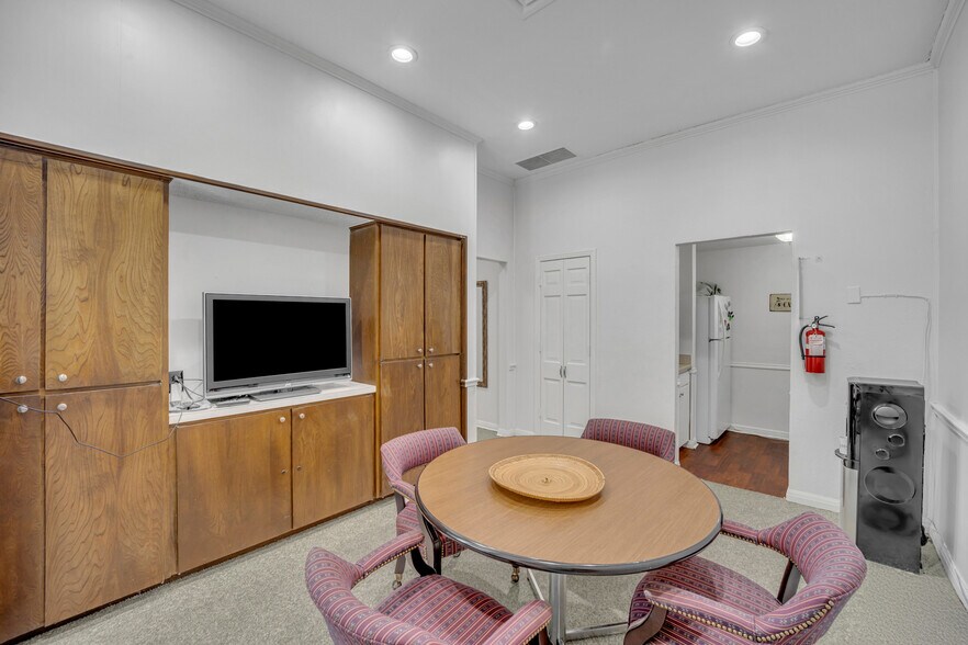 More Photos Of 721 W Abram St, Arlington Medical For Lease