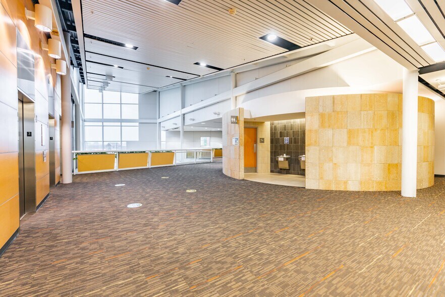 More Photos Of 7800 W Outer Dr, Detroit Medical For Lease