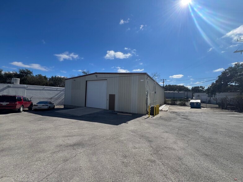 More Photos Of 12106 Valliant St, San Antonio Warehouse For Lease