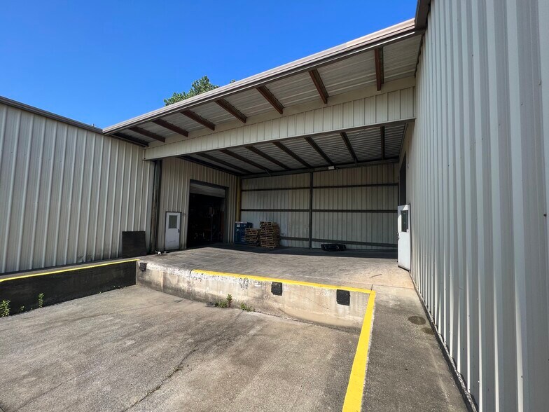 More Photos Of 220 Commerce Pky, Pelham Light Manufacturing For Lease
