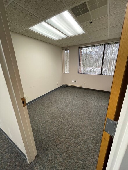 More Photos Of 207 Quaker Ln, West Warwick Office For Lease