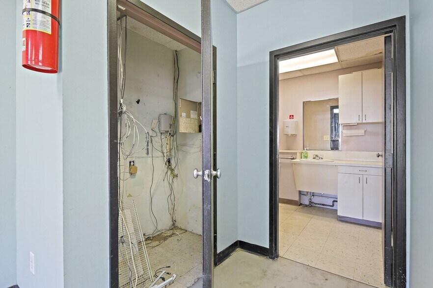 More Photos Of 918 Pulaski Hwy, Havre De Grace Warehouse For Lease