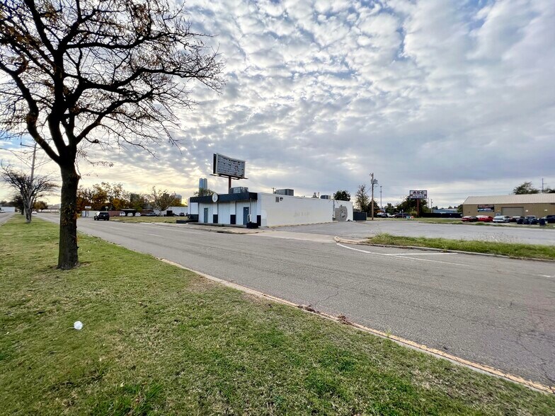 More Photos Of 1318 Linwood Blvd, Oklahoma City Industrial For Lease