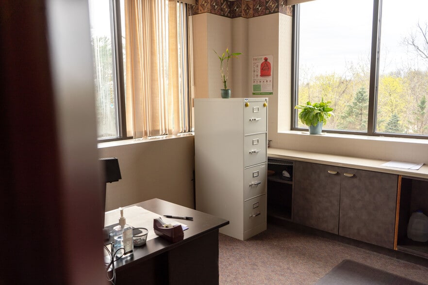 More Photos Of 117 Mary's Ave, Kingston Medical For Sale