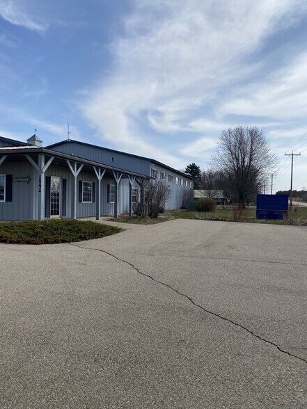 More Photos Of 1542 Industrial Dr, Shawano Showroom For Lease