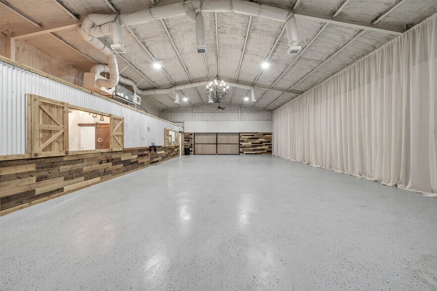 More Photos Of 7816 Lous Ct, Fort Worth Office For Sale