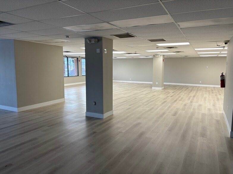 More Photos Of 662 Goffle Rd, Hawthorne Unknown For Lease