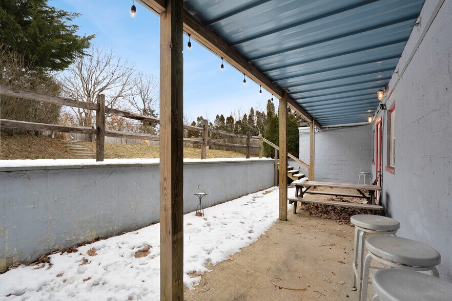 More Photos Of 87 North Rd, Hampton Bays Storefront Retail Residential For Lease