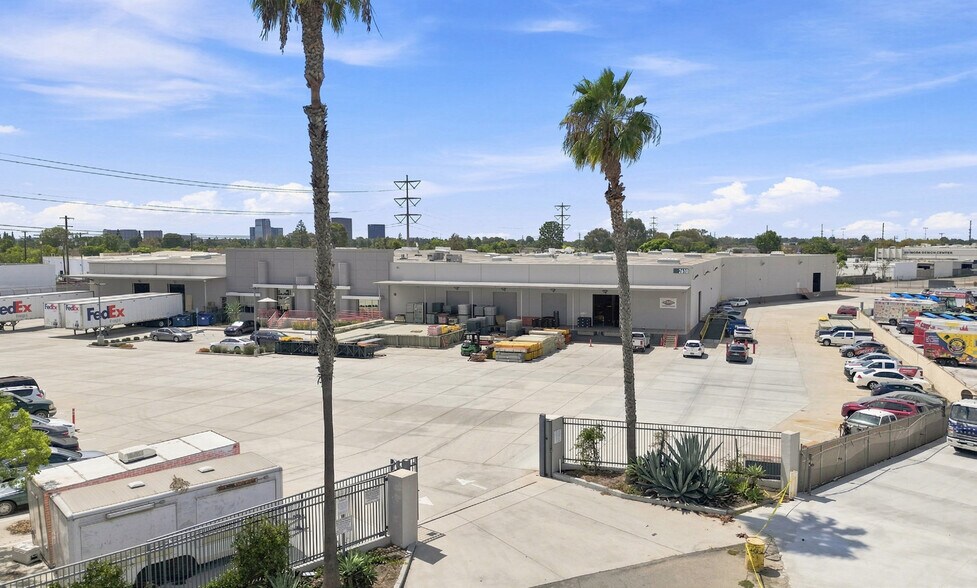 More Photos Of 2610 S Birch St, Santa Ana Warehouse For Lease