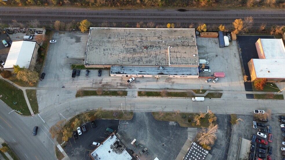 More Photos Of 600-612 E Western Ave, Lombard Manufacturing For Lease
