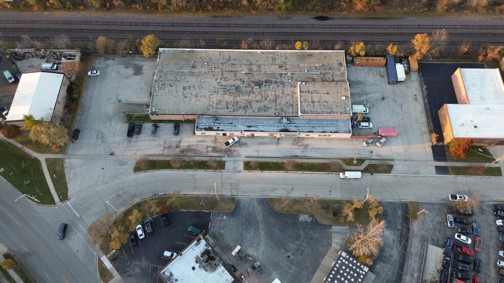 More Photos Of 600-612 E Western Ave, Lombard Manufacturing For Lease