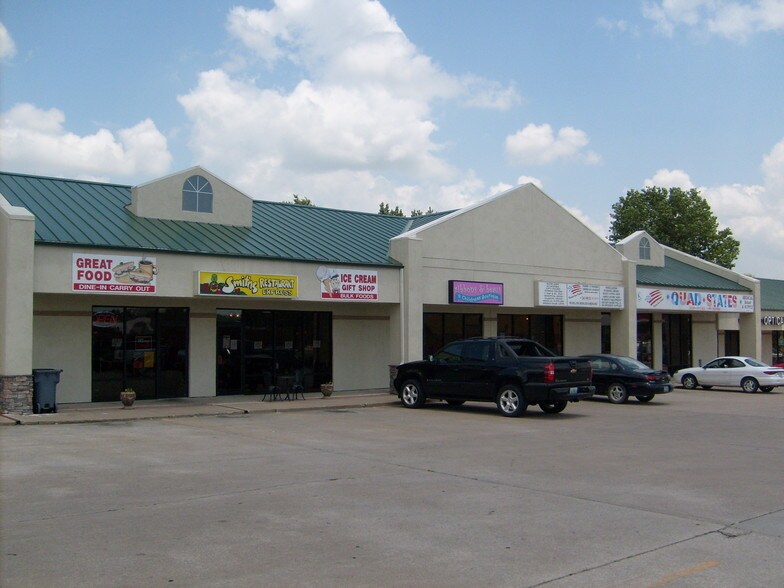 More Photos Of 1703-1745 E Ohio St, Clinton Freestanding For Sale